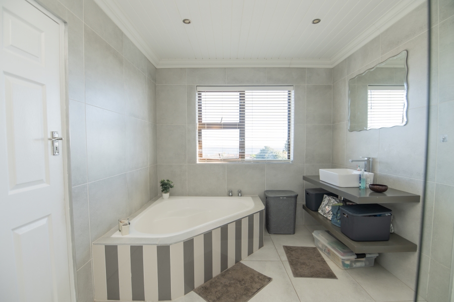 4 Bedroom Property for Sale in Clarendon Marine Eastern Cape